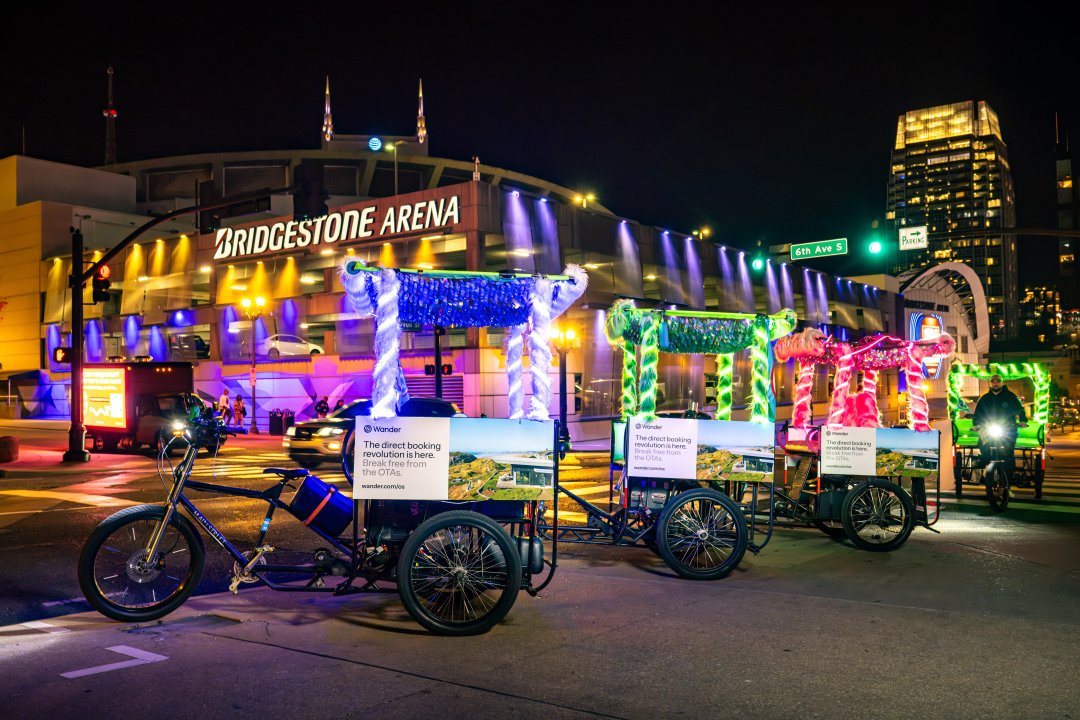 Anuncios en Bicicleta-Taxi Neon furry pedicabs lined up in front of Bridgestone arena in Nashville, TN.
